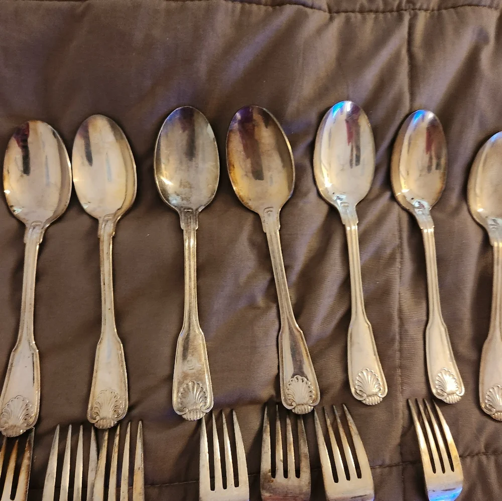Antique 43 piece International E.P Korea shell pattern silverware set. - Picture 6 of 16